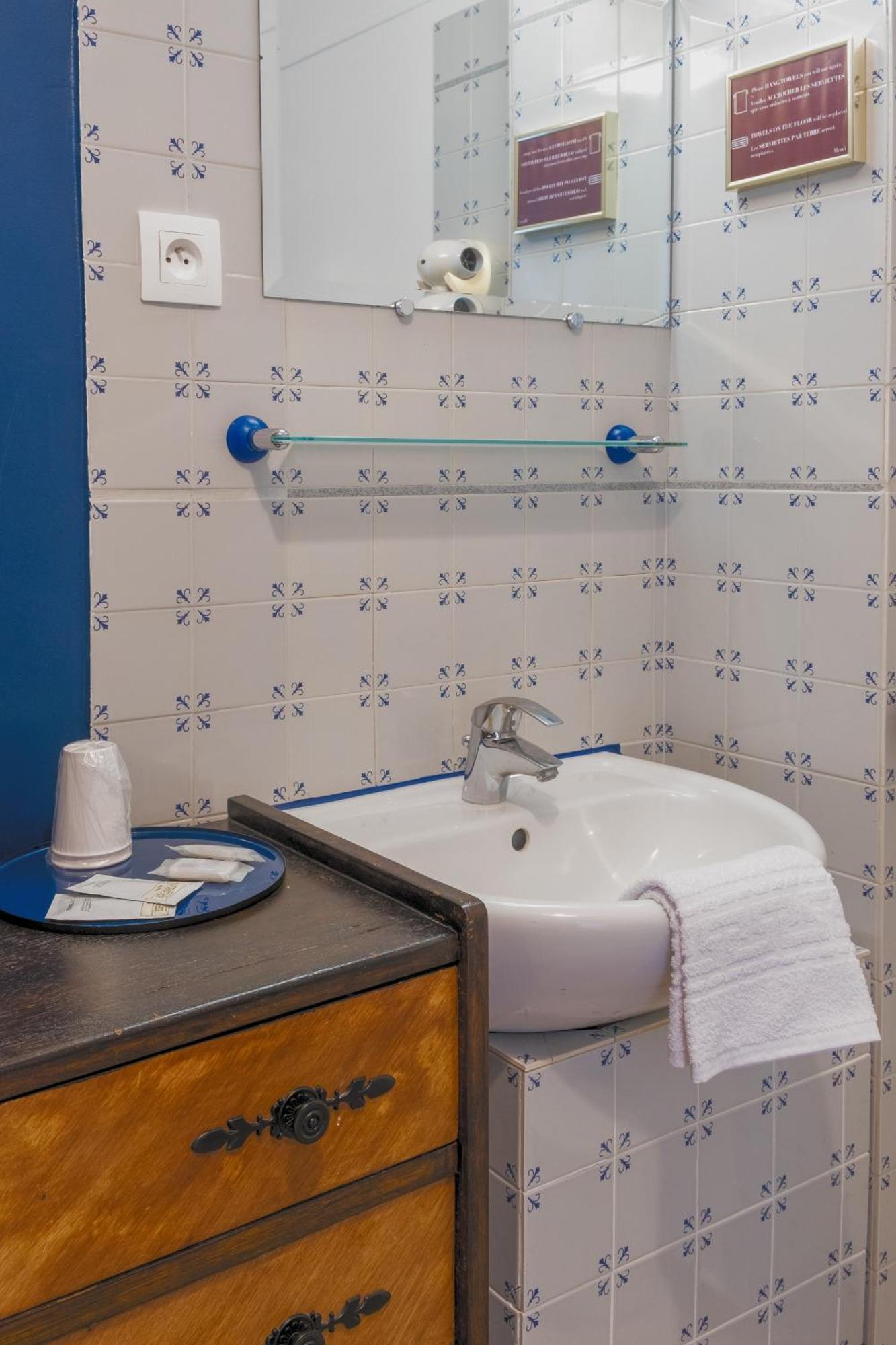 Driepersoonskamer met Eigen Toilet (Gedeelde Douche op de Verdieping)